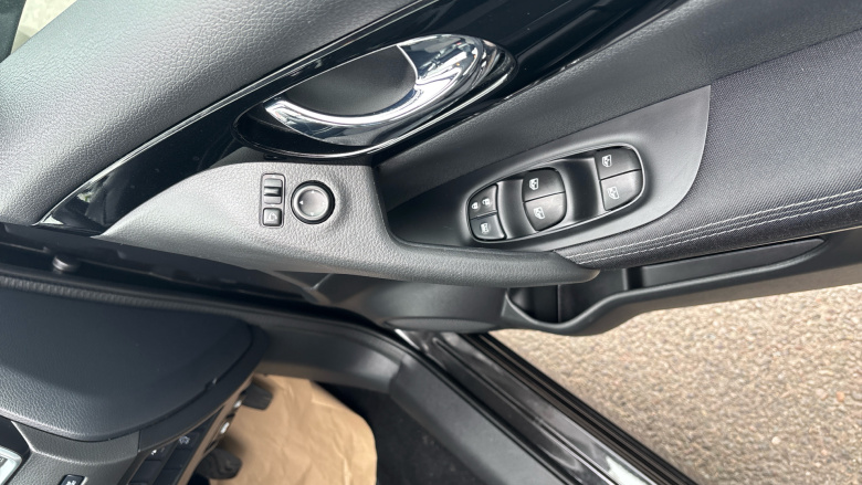 Nissan Qashqai 1.3 DiG-T N-Connecta 5dr Petrol Hatchback